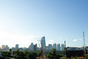 Fototapeta premium a city skyline with a few clouds in the sky