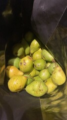 Reife Birnen im Schwarzen Fahrradtasche