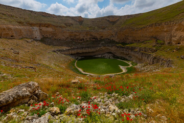 Çıralı Sinkhole is located in the Akviran Plateau in the northwest of the Yenikent District of the Karapınar District of Konya.