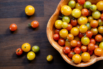 Schüssel mit bunten Tomaten