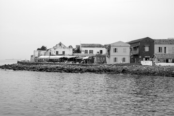 Obraz premium vue de nageurs dans la baie de l'île de Gorée au large de Dakar au Sénégal en Afrique de l'Ouest