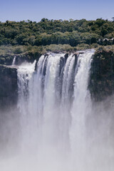 Fototapeta premium Impresionante Vista de la Garganta del Diablo en las Cataratas del Iguazú, Argentina