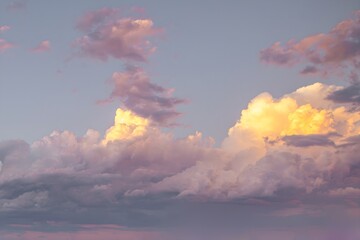 Incre&iacute;bles nubes de colores pastel en un atardecer