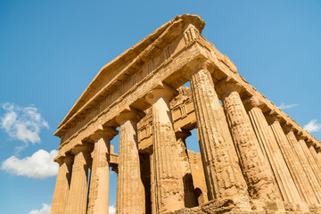 Obraz premium The Temple of Concordia, located in the park of the Valley of the Temples in Agrigento, Sicily, Italy