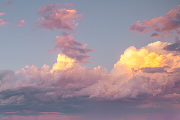 Incre&iacute;bles nubes de colores pastel en un atardecer