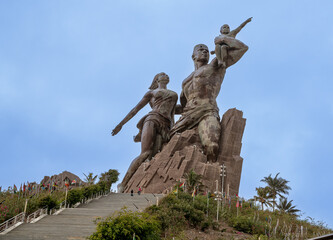 SENEGAL, Monumento al Renacimiento Africano, estatua de bronce de 52m (171 ft) de alto en Les...