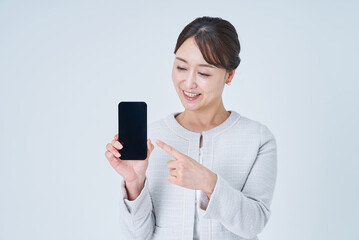 スマートフォンを操作する女性