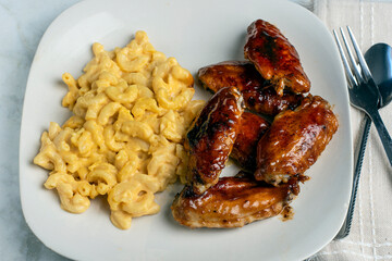 chicken wings  with mac and cheese