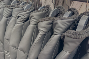 Daunenjacken Wintermode auf einem Kleiderständer