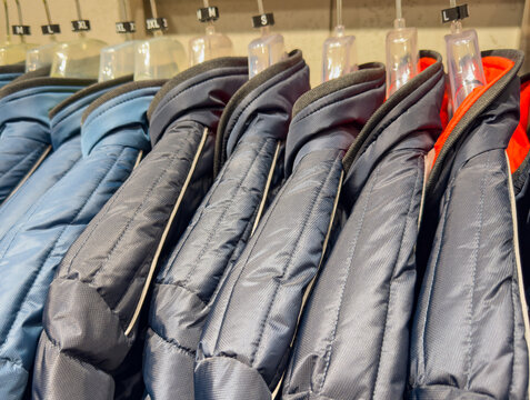 Daunenjacken Wintermode auf einem Kleiderst&auml;nder