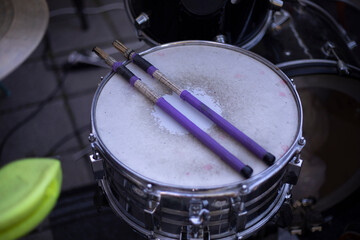 Obraz premium Drumsticks lying on a drum. A percussion musical instrument.