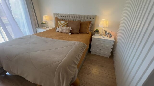 quarto com cama arrumada decora&ccedil;&atilde;o dourada 