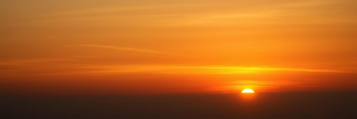 Obraz premium Golden hour sky with subtle grain texture, grain texture, landscape photography