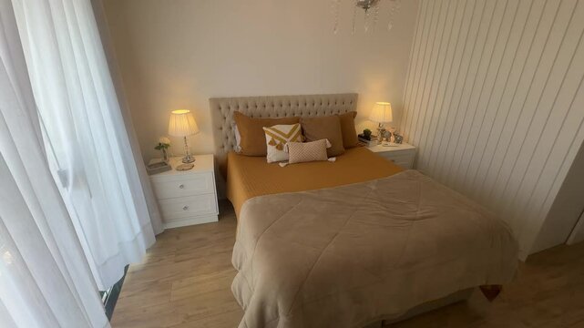 quarto com cama arrumada decora&ccedil;&atilde;o dourada 