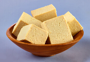 Holzschale mit Tofu, Holzschale, Tofuwürfel, Tofu, isoliert, 
