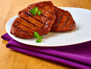 Grillsteaks vegetarisch mit Grillstreifen. vegetarisch, Fleischersatzstoffe, Tellergericht, Steaks vegetarisch, 