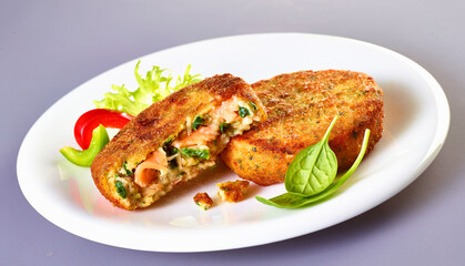Spinat Lachsroesti gebraten auf weissem Teller, Rösti, Fischburger, Tellergericht, Burger, 
