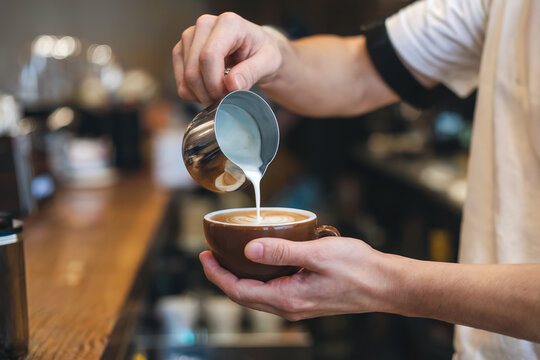  Persona sirviendo un caf&eacute; en una cafeter&iacute;a. Generado con IA