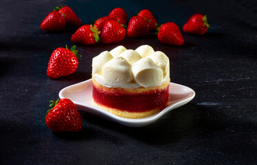 Tiramisu Erdbeer mit frischen Etdbeeren auf weissem Teller, Obst, Erdbeeren, Sahne, Dessert,