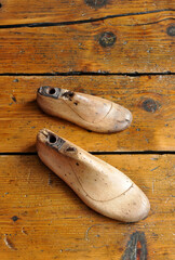 Hormas de zapatero para fabricación de calzado artesanal. Horma de madera para dar forma al zapato. Mesa de trabajo en el taller de zapatero