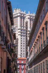 Obraz premium Calles y edificios en el centro urbano de la ciudad de Madrid, España