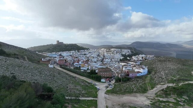 hermoso paisaje con el municipio de Teba en la provincia de M&aacute;laga, Espa&ntilde;a