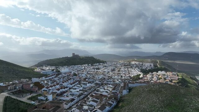 hermoso paisaje con el municipio de Teba en la provincia de M&aacute;laga, Espa&ntilde;a
