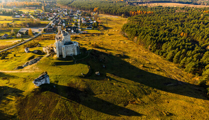 Ruiny zamku w małej wiosce Mir&oacute;w otulone światłem zachodzącego słońca .