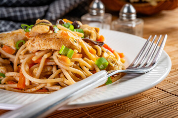 Fried noodles with chicken and vegetables.
