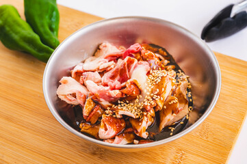 調味料に漬ける生ラム肉