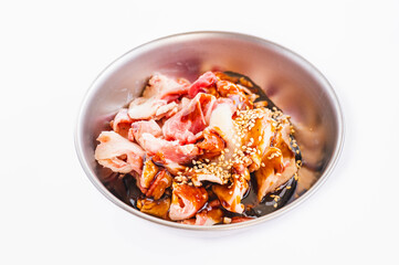 調味料に漬ける生ラム肉