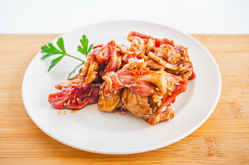 皿に盛った味付けラム肉