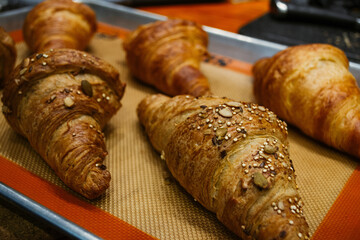 El Croissant,es una pieza de panadería de origen francés. Fue creada en París en el siglo XIX donde los panaderos locales se inspiraron de la forma del kifli austriaco.
