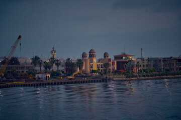 Obraz premium city ​​on the banks of the Suez Canal at dawn in 2024