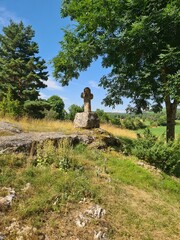 Croix en granit sur le causse de Sauveterre pr&egrave;s d'une lavogne