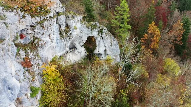 Das Felsenschloss bei Gammertingen ist ein nat&uuml;rlich entstandener Natursteinbogen. Die Felsformation ist durch Erosion entstanden, also ein beeindruckendes Naturwunder. 