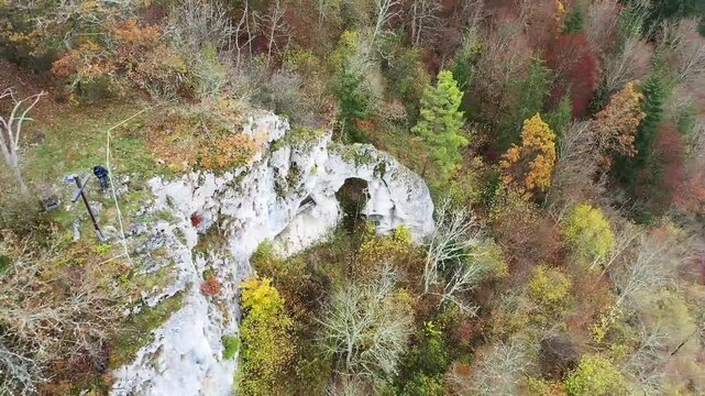 Das Felsenschloss bei Gammertingen ist ein nat&uuml;rlich entstandener Natursteinbogen. Die Felsformation ist durch Erosion entstanden, also ein beeindruckendes Naturwunder. 