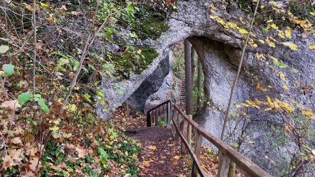 Das Felsenschloss bei Gammertingen ist ein nat&uuml;rlich entstandener Natursteinbogen. Die Felsformation ist durch Erosion entstanden, also ein beeindruckendes Naturwunder. 