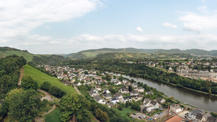 Panoramaaufnahme der Stadt Saarburg im Landkreis Trier-Saarburg in Rheinland-Pfalz, Deutschland