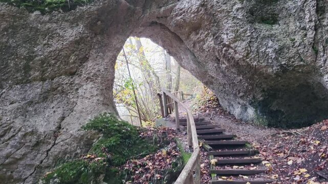 Das Felsenschloss bei Gammertingen ist ein nat&uuml;rlich entstandener Natursteinbogen. Die Felsformation ist durch Erosion entstanden, also ein beeindruckendes Naturwunder. 