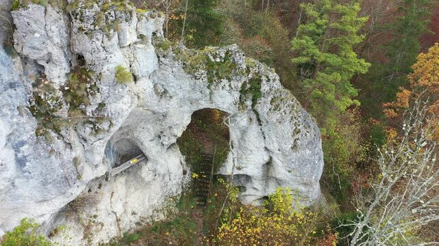 Das Felsenschloss bei Gammertingen ist ein nat&uuml;rlich entstandener Natursteinbogen. Die Felsformation ist durch Erosion entstanden, also ein beeindruckendes Naturwunder. 