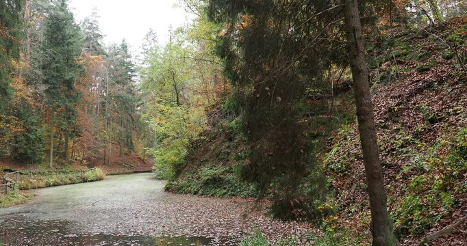 M&auml;rchensee ein See in einem alten Steinbruch, mystischer und idyllischer Ort zwischen Pfaffenberg und Wendelsheim in der Umgebung von T&uuml;bingen und Rottenburg