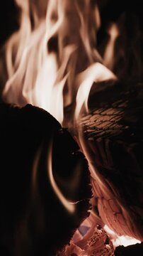 Fuoco caldo inverno in montagna