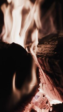 Fuoco caldo inverno in montagna