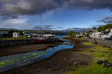 Fototapeta premium Harbor Of Village Kyleakin At The Atlantic Coast Of The Isle Of Skye In Scotland, UK