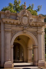 Obraz premium decorative gateway entrance to the park colonnade