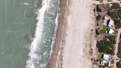 Vista a&eacute;rea de las olas rompiendo en una playa, MAR, COSTA ESMERALDA, OC&Eacute;ANO ATL&Aacute;NTICO