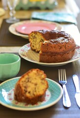 Bolo é um alimento à base de farinha, geralmente doce e cozido no forno. Os bolos são um dos componentes principais das festas, como as de aniversário e casamento