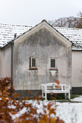 Kleines Haus mit Bank