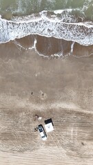 Vista aérea de las olas rompiendo en una playa, MAR, COSTA ESMERALDA, OCÉANO ATLÁNTICO